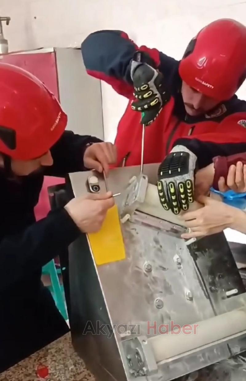 Parmağı makineye sıkışan kadının imdadına itfaiye yetişti