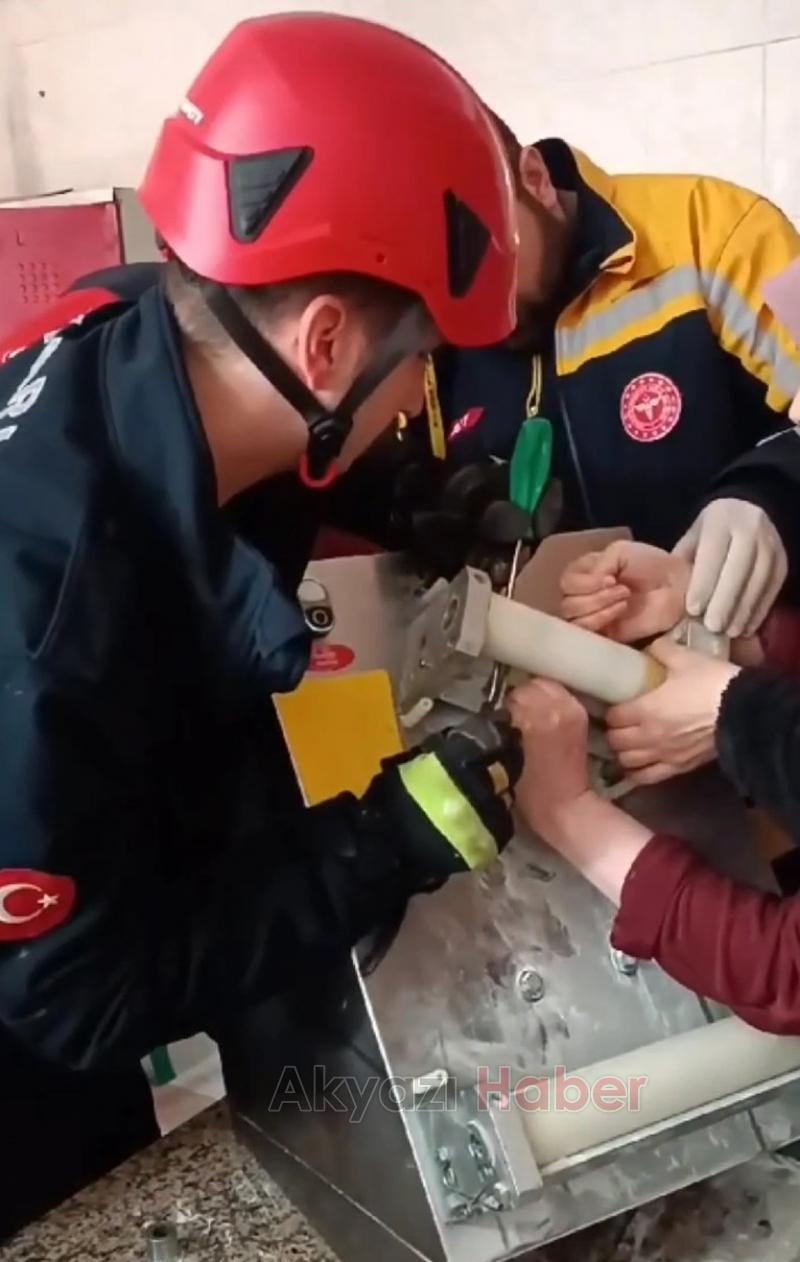 Parmağı makineye sıkışan kadının imdadına itfaiye yetişti