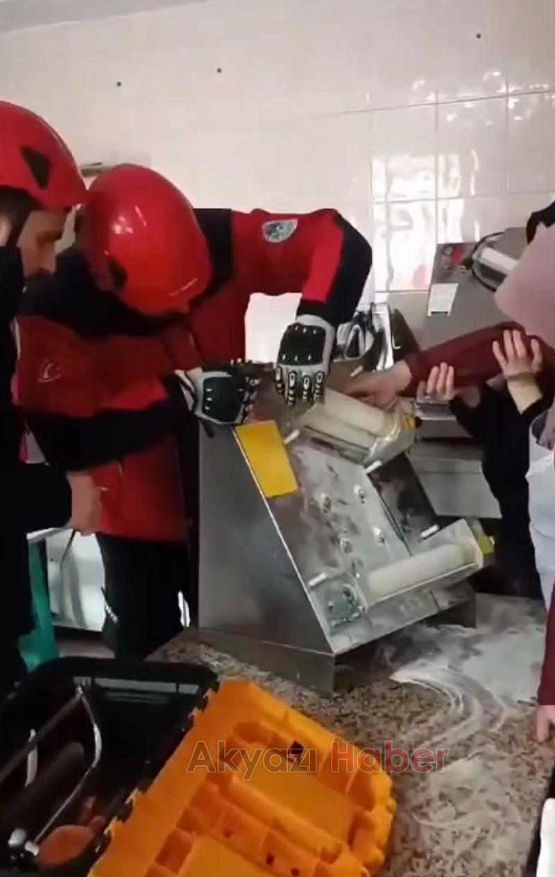 Parmağı makineye sıkışan kadının imdadına itfaiye yetişti