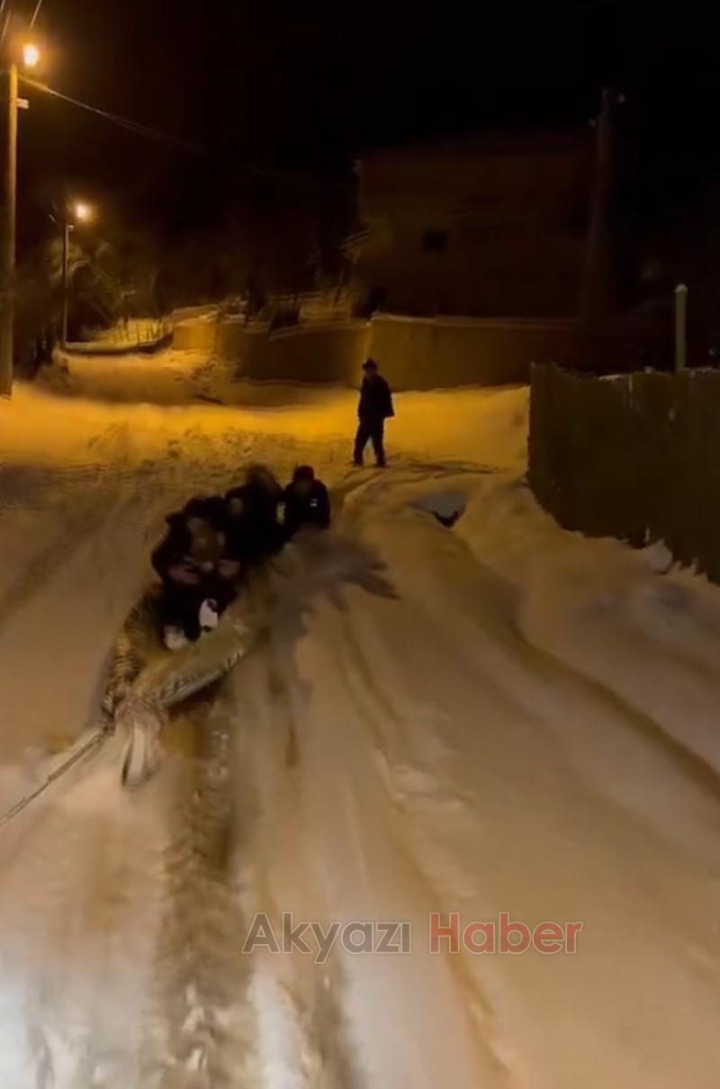 Traktöre bağladıkları çuvalla kayak yaptılar