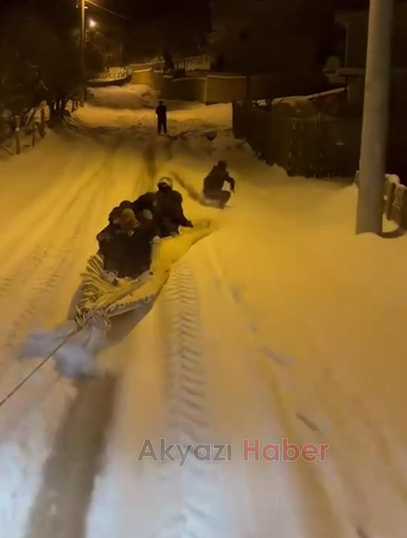 Traktöre bağladıkları çuvalla kayak yaptılar