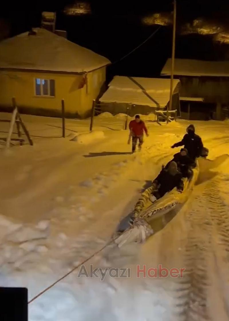 Traktöre bağladıkları çuvalla kayak yaptılar