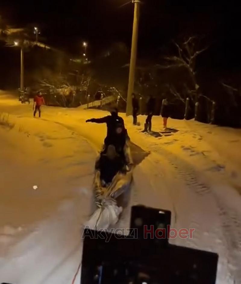 Traktöre bağladıkları çuvalla kayak yaptılar