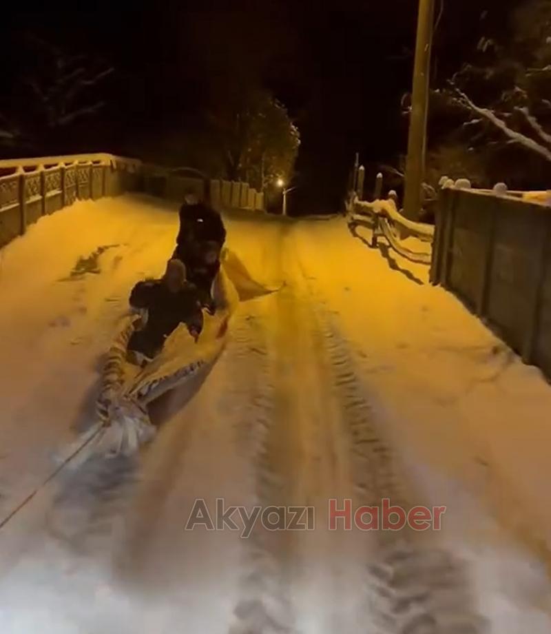 Traktöre bağladıkları çuvalla kayak yaptılar