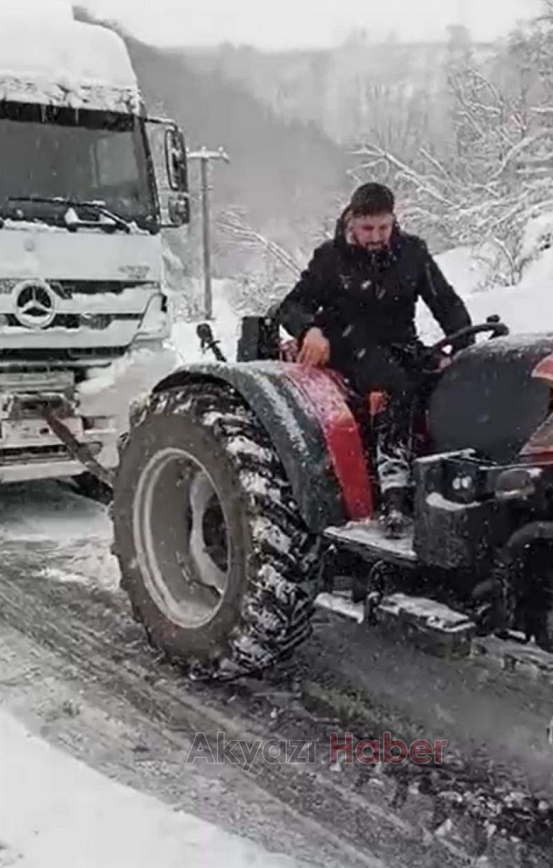 Karda mahsur kalan araçlar traktörler ile çekildi