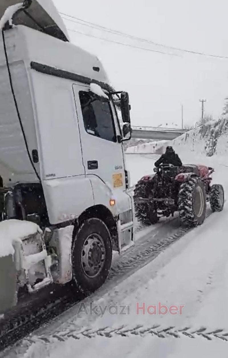 Karda mahsur kalan araçlar traktörler ile çekildi
