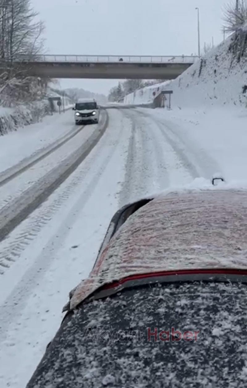 Karda mahsur kalan araçlar traktörler ile çekildi