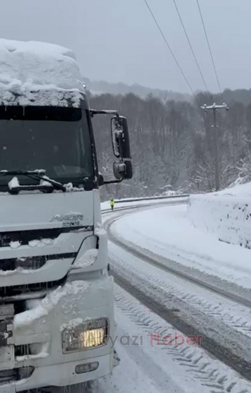Karda mahsur kalan araçlar traktörler ile çekildi