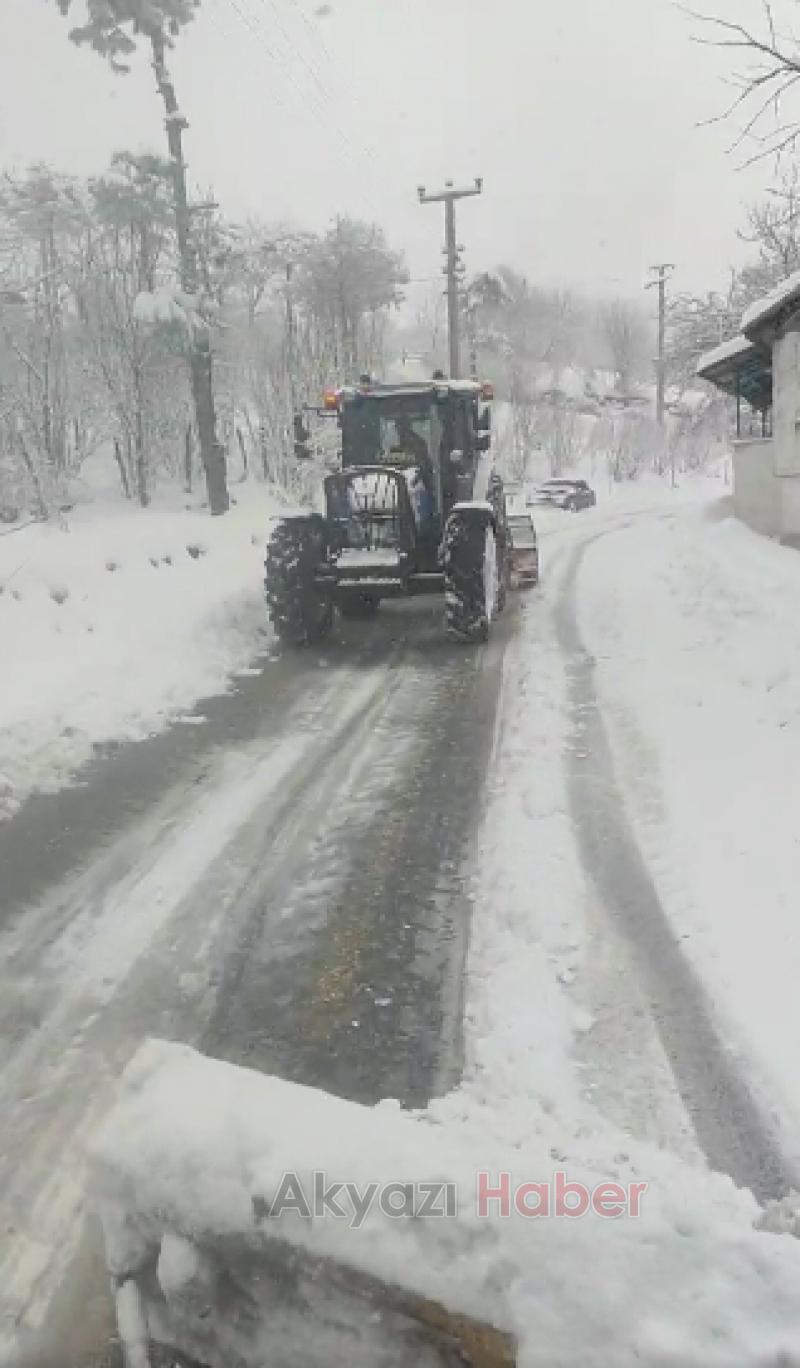 Akyazı'da Muhtarlar kapanan mahalle yollarını açtı