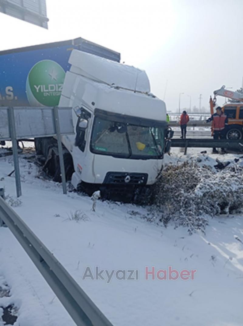 D-100'de tır bariyerlere çarptı