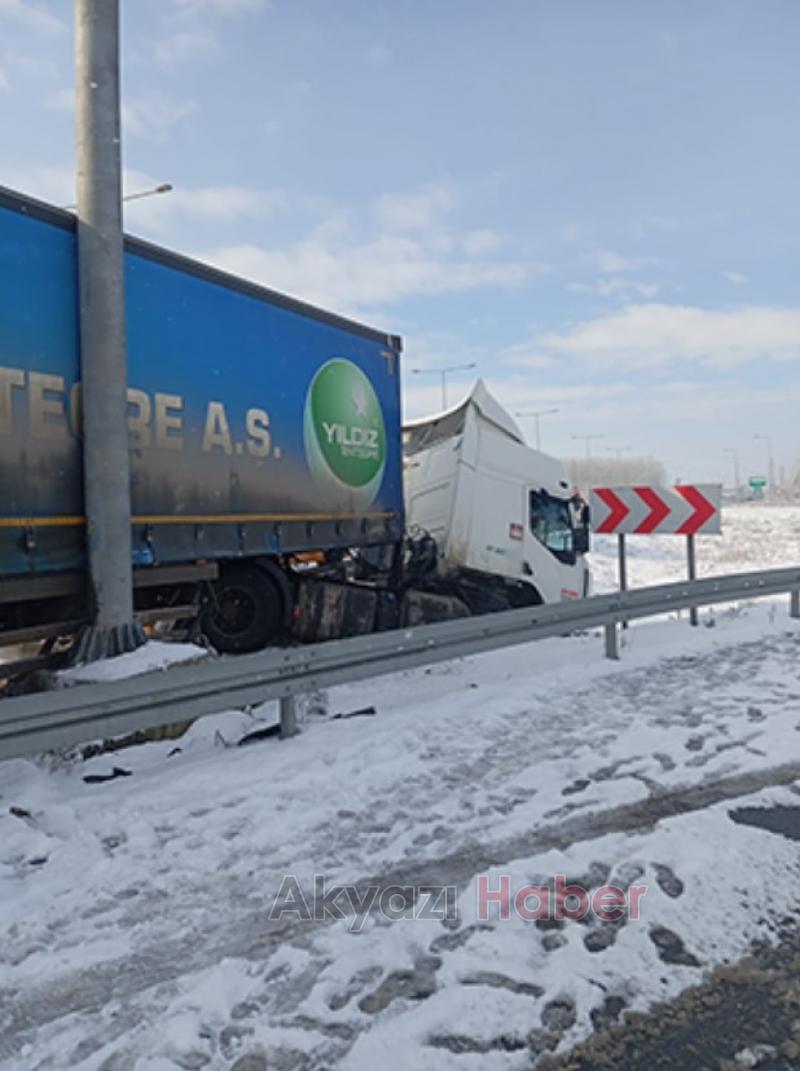 D-100'de tır bariyerlere çarptı