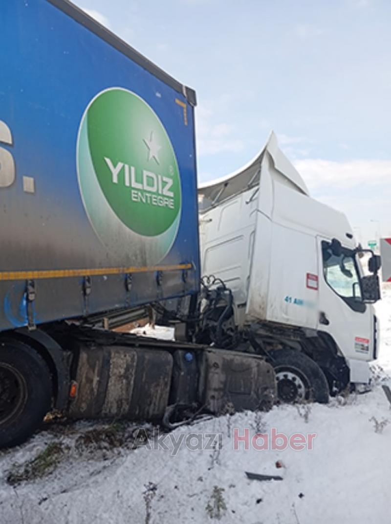 D-100'de tır bariyerlere çarptı