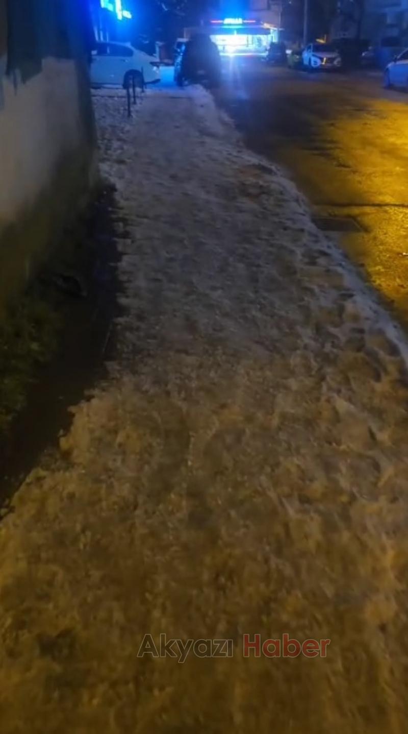 Akyazı'da buz pistine dönen kaldırımlar zor anlar yaşattı