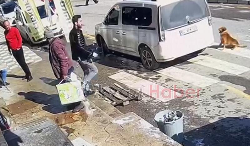 Buz sarkıtı az kalsın üzerine düşecekti