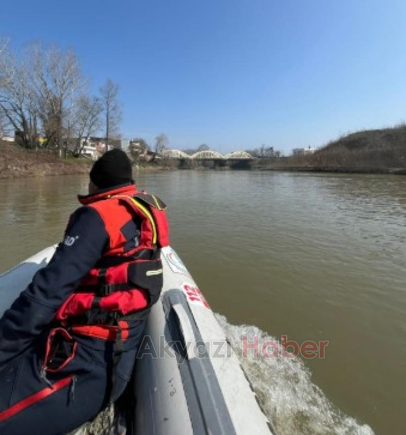 Sakarya Nehri'nde boğulmak üzere olan kadın kurtarıldı
