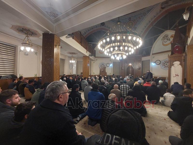 Sakarya'da ilk teravihte camiler doldu taştı