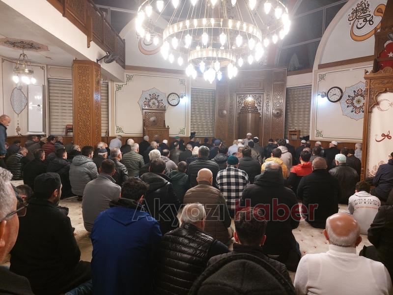 Sakarya'da ilk teravihte camiler doldu taştı