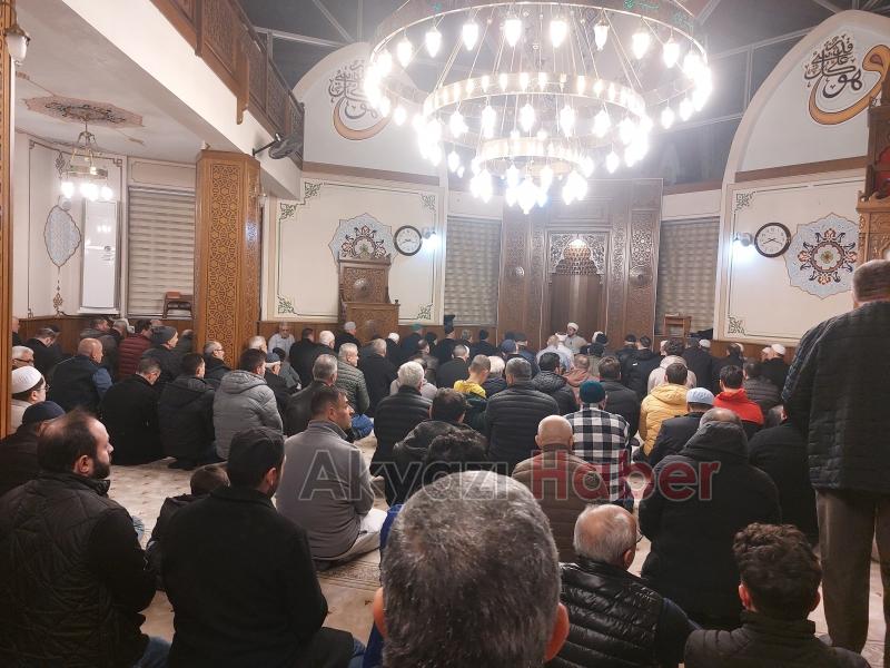 Sakarya'da ilk teravihte camiler doldu taştı