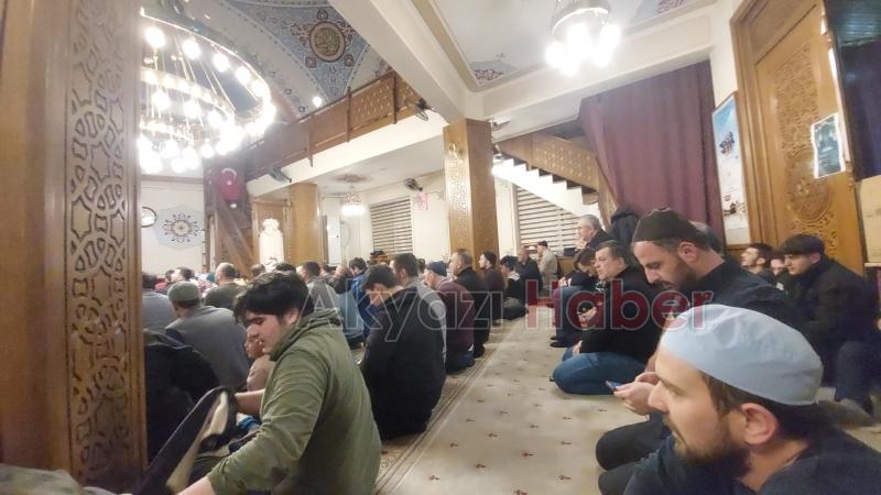 Sakarya'da ilk teravihte camiler doldu taştı