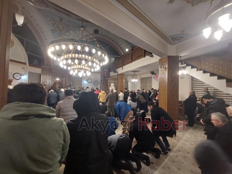 Sakarya'da ilk teravihte camiler doldu taştı