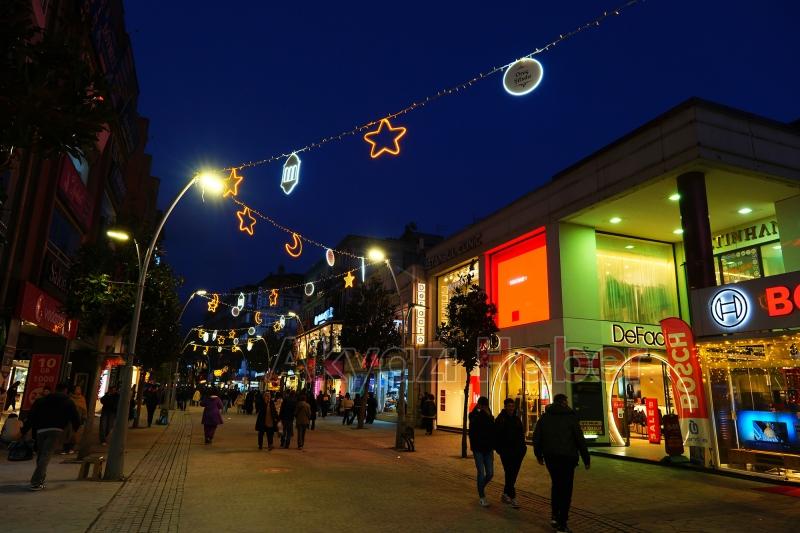 Çark Caddesi özel tasarımlı ışıklandırmalarla süsledi