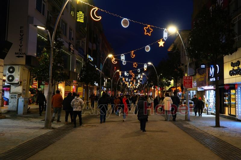 Çark Caddesi özel tasarımlı ışıklandırmalarla süsledi