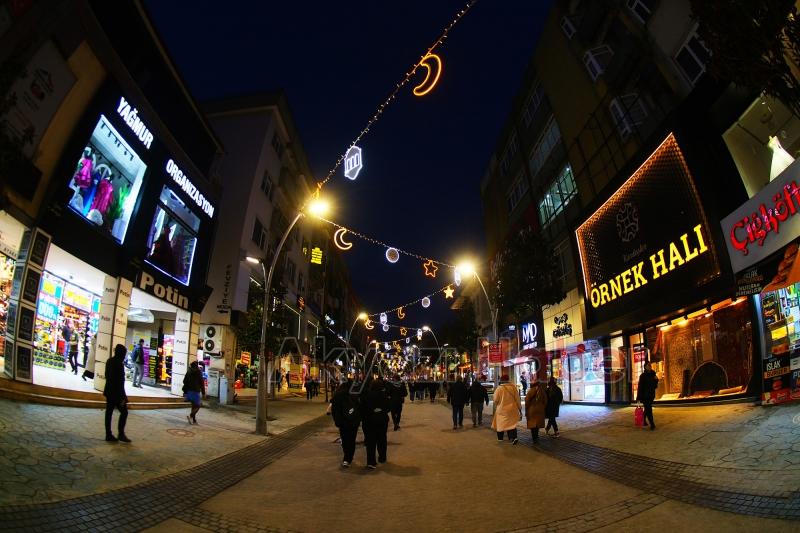 Çark Caddesi özel tasarımlı ışıklandırmalarla süsledi