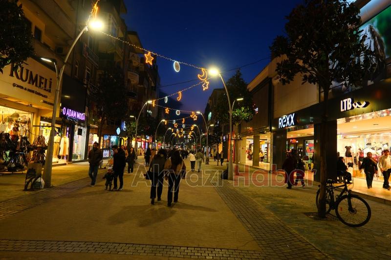 Çark Caddesi özel tasarımlı ışıklandırmalarla süsledi