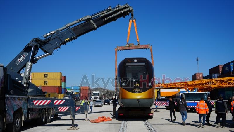 Sakarya'da üretilen ilk milli tren seti Gaziantep'te raylara indi