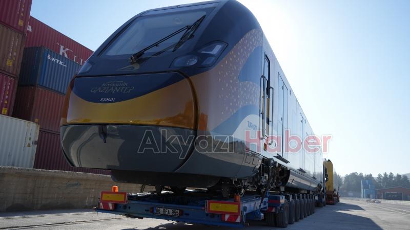 Sakarya'da üretilen ilk milli tren seti Gaziantep'te raylara indi