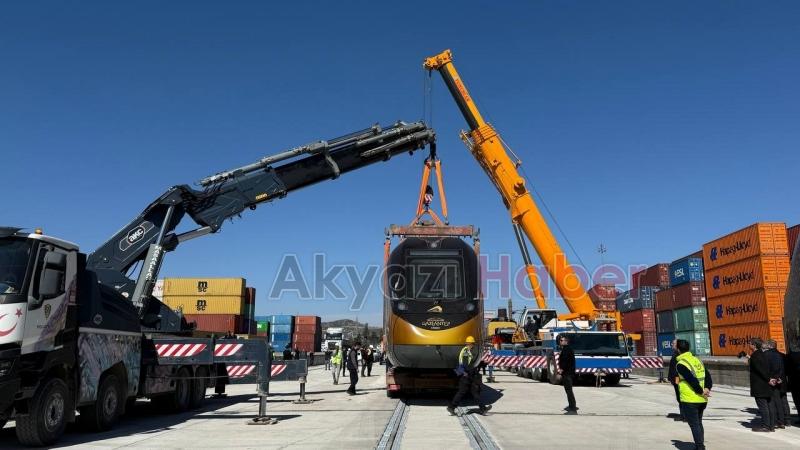 Sakarya'da üretilen ilk milli tren seti Gaziantep'te raylara indi