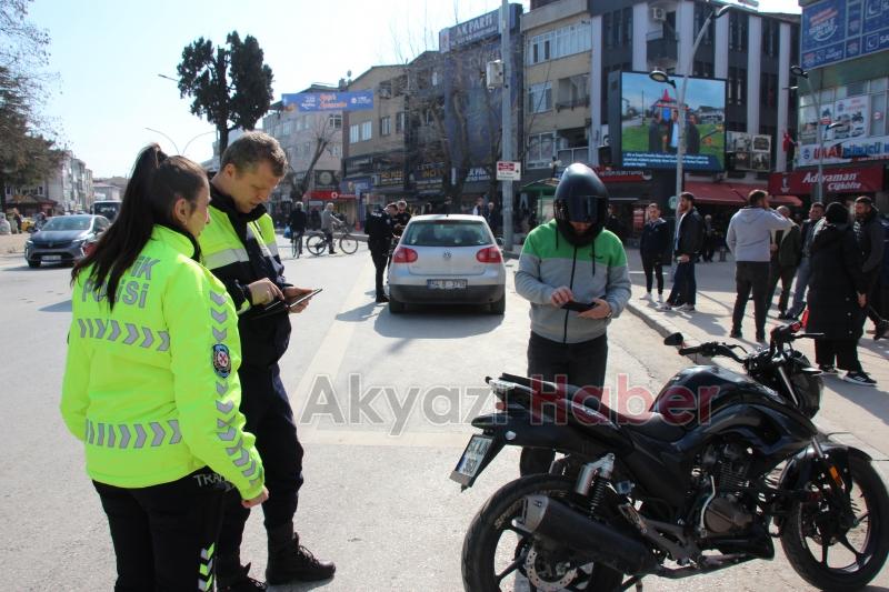 Akyazı Polisi, Trafikteki Disiplini Sağlamak İçin Görev Başında