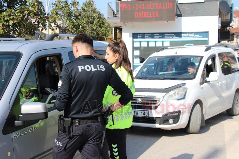 Akyazı Polisi, Trafikteki Disiplini Sağlamak İçin Görev Başında