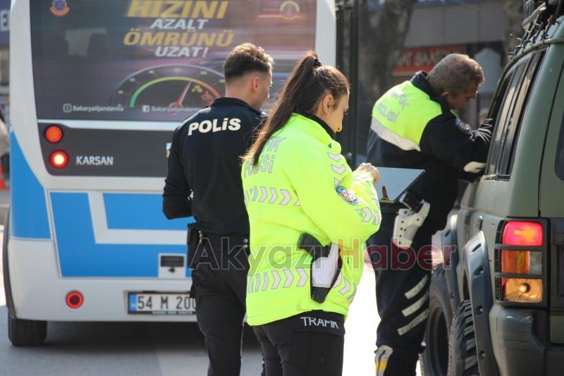 Akyazı Polisi, Trafikteki Disiplini Sağlamak İçin Görev Başında