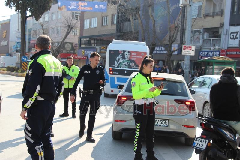 Akyazı Polisi, Trafikteki Disiplini Sağlamak İçin Görev Başında
