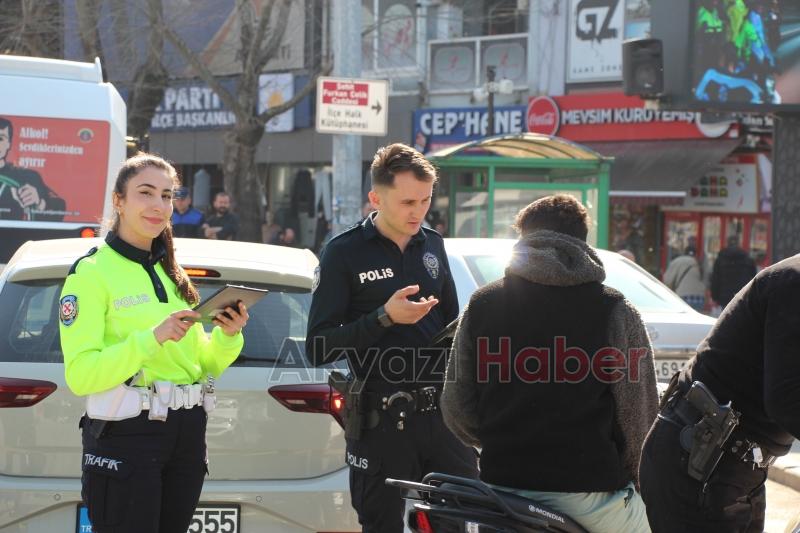 Akyazı Polisi, Trafikteki Disiplini Sağlamak İçin Görev Başında