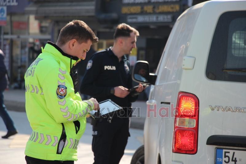 Akyazı Polisi, Trafikteki Disiplini Sağlamak İçin Görev Başında