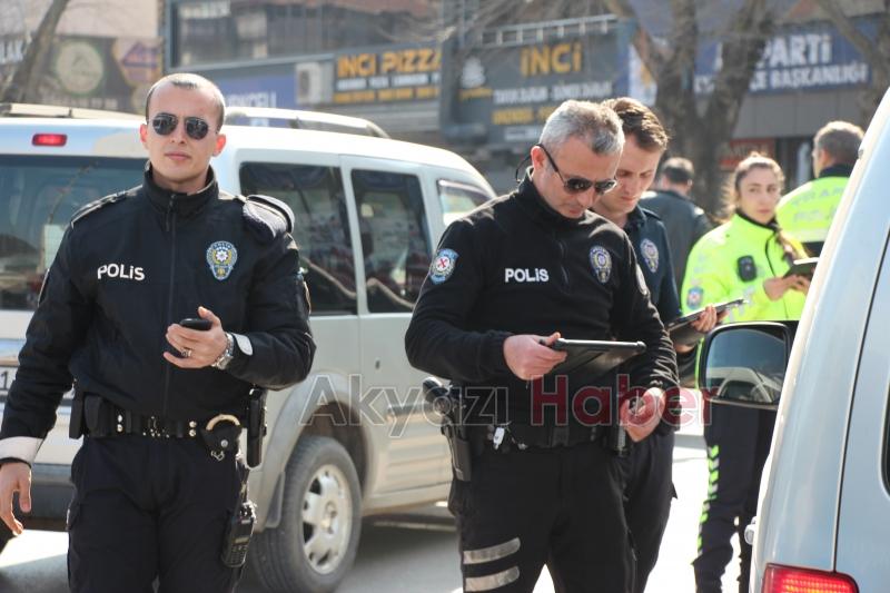 Akyazı Polisi, Trafikteki Disiplini Sağlamak İçin Görev Başında