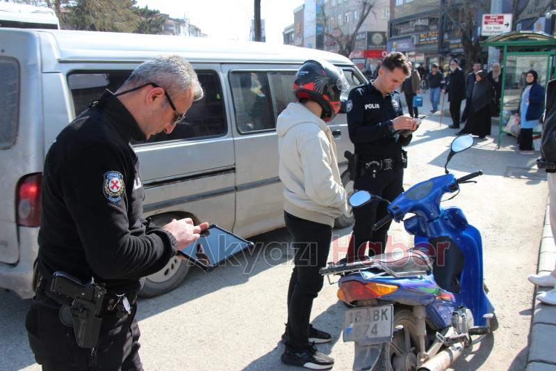 Akyazı Polisi, Trafikteki Disiplini Sağlamak İçin Görev Başında