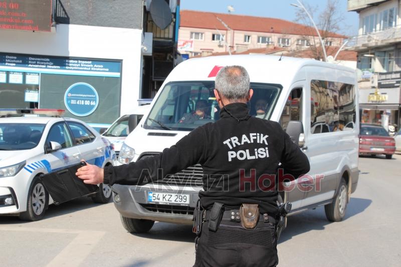 Akyazı Polisi, Trafikteki Disiplini Sağlamak İçin Görev Başında