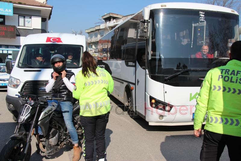 Akyazı Polisi, Trafikteki Disiplini Sağlamak İçin Görev Başında