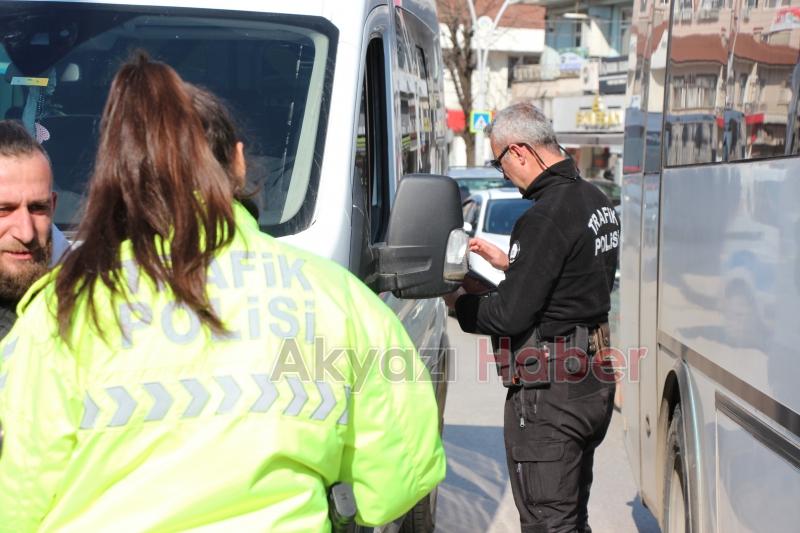 Akyazı Polisi, Trafikteki Disiplini Sağlamak İçin Görev Başında
