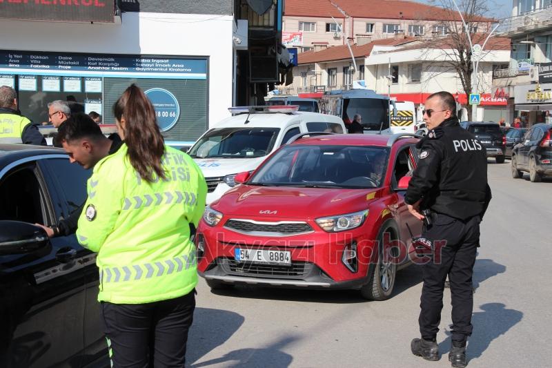 Akyazı Polisi, Trafikteki Disiplini Sağlamak İçin Görev Başında
