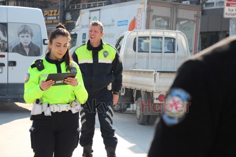 Akyazı Polisi, Trafikteki Disiplini Sağlamak İçin Görev Başında