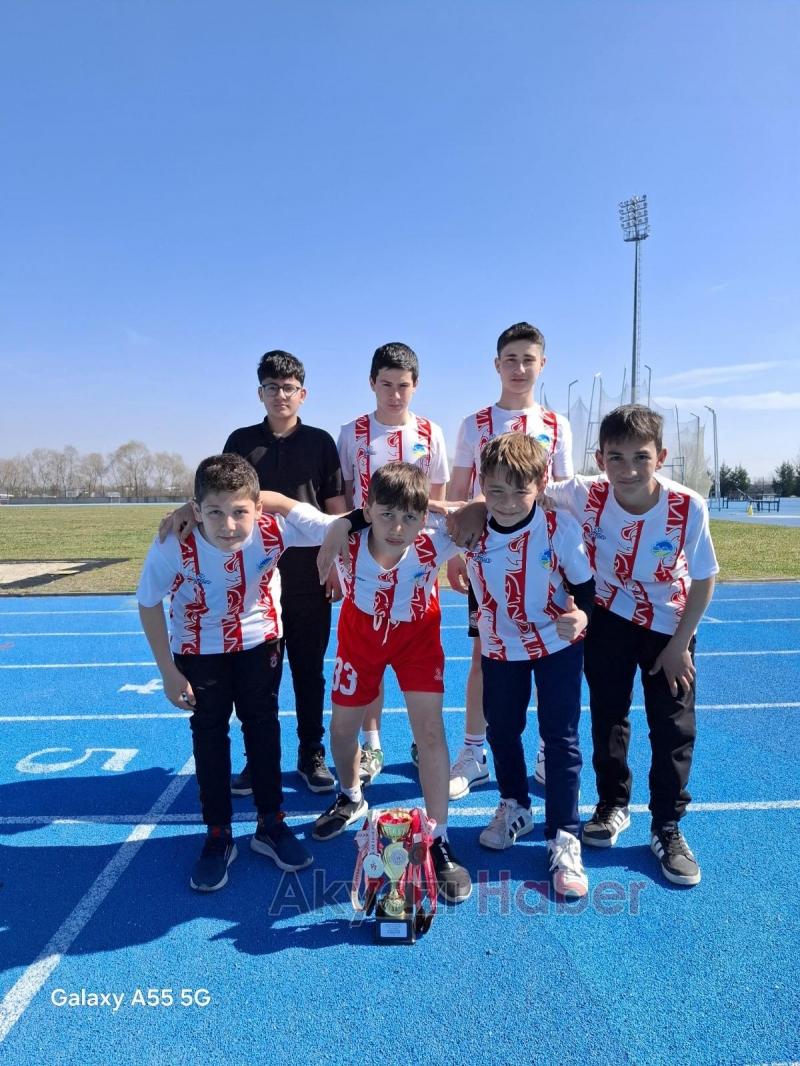 Şehit Ahmet Çondul Ortaokulu Atletizm Takımı müsabakalara damga vurdu