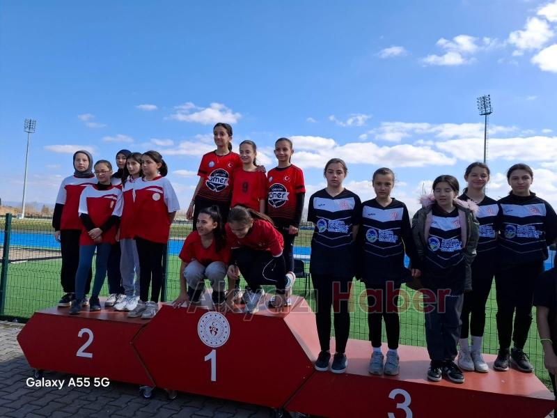 Şehit Ahmet Çondul Ortaokulu Atletizm Takımı müsabakalara damga vurdu