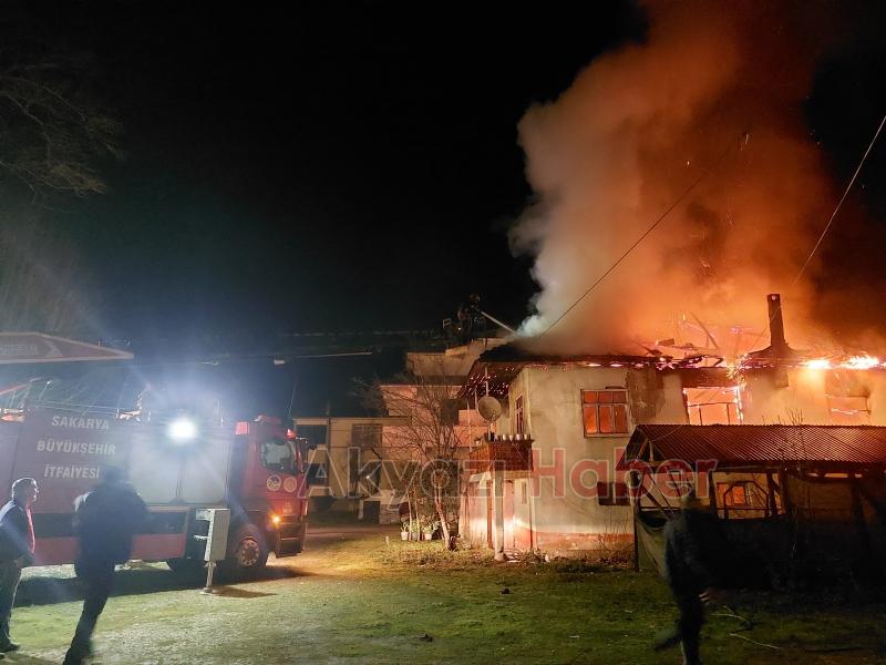 Alev topuna dönen ev tamamen yandı