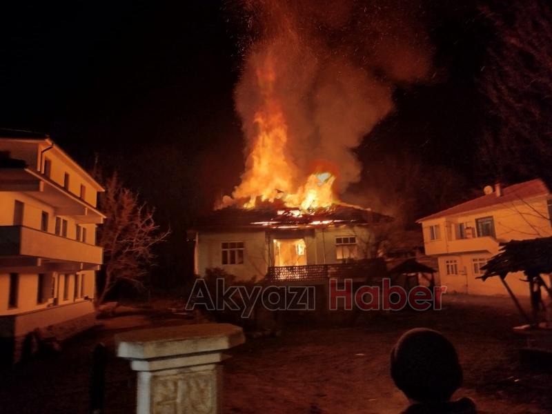 Alev topuna dönen ev tamamen yandı