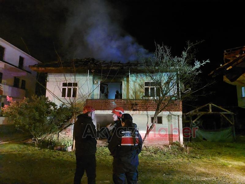 Alev topuna dönen ev tamamen yandı