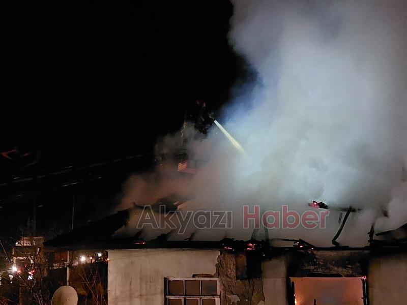 Alev topuna dönen ev tamamen yandı